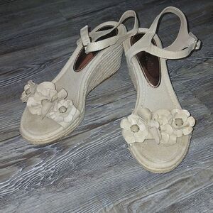 Bare Traps Tease tan wedge leather flower embellished sandals  Sz 6.5